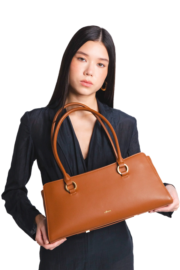 Bolsa de ombro em couro legítimo na cor marrom claro com fechamento seguro e alça ajustável confortável, design sofisticado e funcional ideal para o dia a dia.