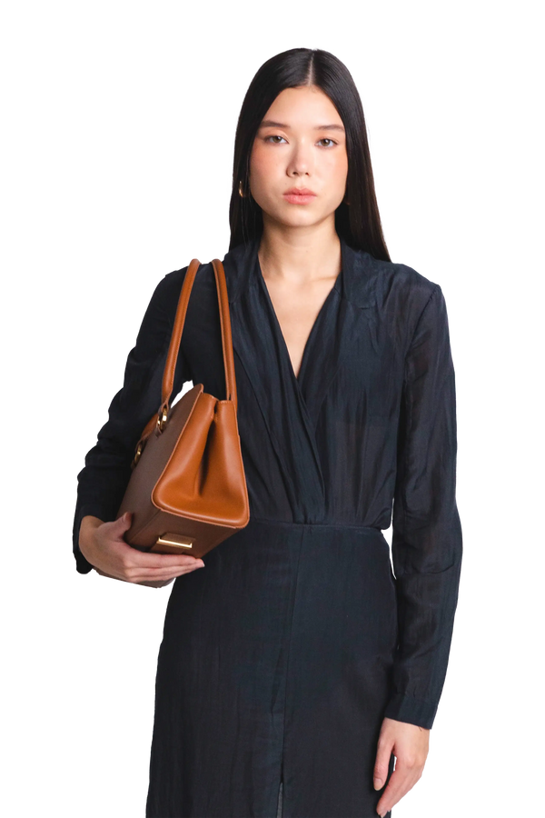 Bolsa de ombro em couro legítimo na cor marrom claro com fechamento seguro e alça ajustável confortável, design sofisticado e funcional ideal para o dia a dia.