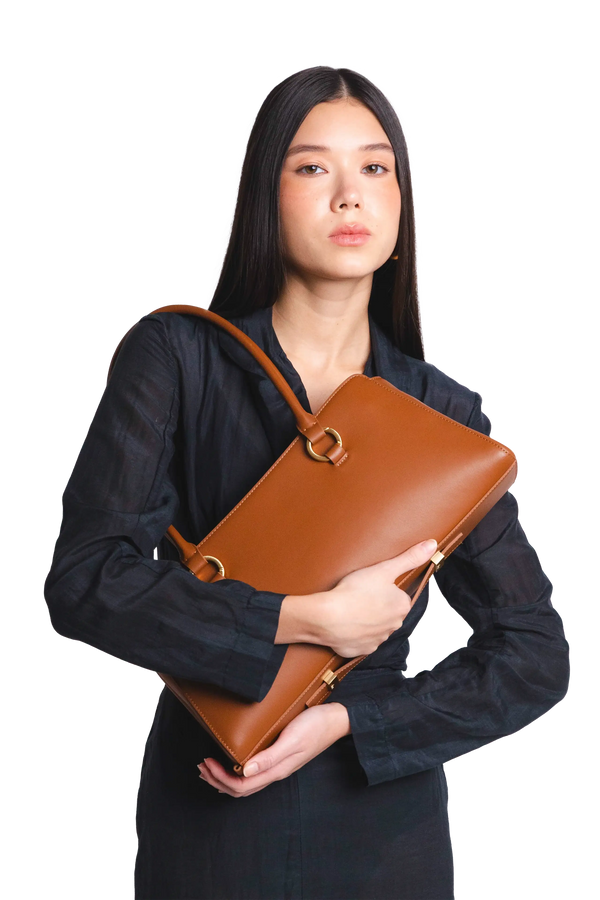 Bolsa de ombro em couro legítimo na cor marrom claro com fechamento seguro e alça ajustável confortável, design sofisticado e funcional ideal para o dia a dia.