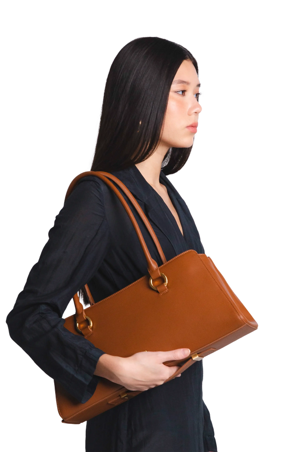 Bolsa de ombro em couro legítimo na cor marrom claro com fechamento seguro e alça ajustável confortável, design sofisticado e funcional ideal para o dia a dia.