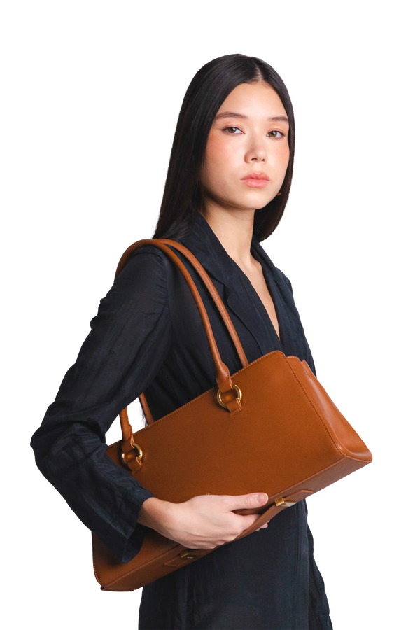 Bolsa de ombro em couro legítimo na cor marrom claro com fechamento seguro e alça ajustável confortável, design sofisticado e funcional ideal para o dia a dia.