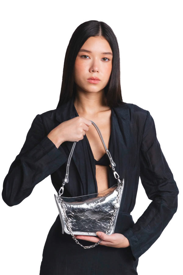 Bolsa tiracolo em couro legítimo na cor com tom elegante com fechamento seguro e alça ajustável confortável, design sofisticado e funcional ideal para o dia a dia.