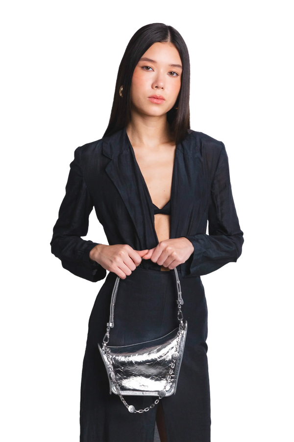 Bolsa tiracolo em couro legítimo na cor com tom elegante com fechamento seguro e alça ajustável confortável, design sofisticado e funcional ideal para o dia a dia.