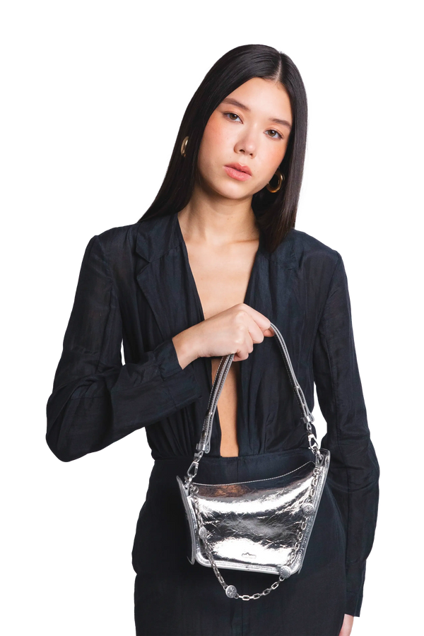 Bolsa tiracolo em couro legítimo na cor com tom elegante com fechamento seguro e alça ajustável confortável, design sofisticado e funcional ideal para o dia a dia.