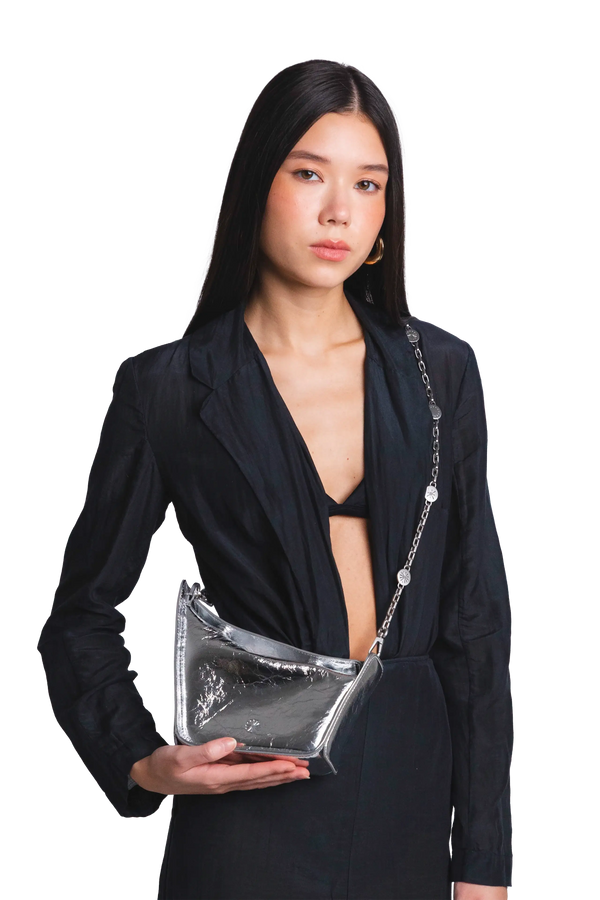 Bolsa tiracolo em couro legítimo na cor com tom elegante com fechamento seguro e alça ajustável confortável, design sofisticado e funcional ideal para o dia a dia.