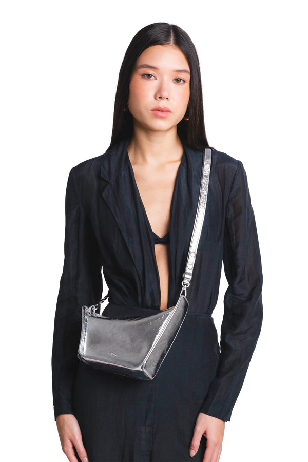 Bolsa tiracolo em couro legítimo na cor com tom elegante com fechamento seguro e alça ajustável confortável, design sofisticado e funcional ideal para o dia a dia.