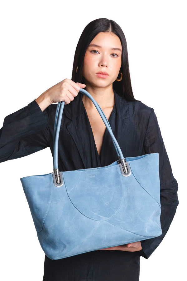 Bolsa de mão em couro legítimo na cor com tom elegante com fechamento seguro e alça ajustável confortável, design sofisticado e funcional ideal para o dia a dia.