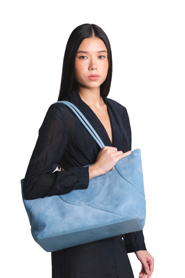 Bolsa de mão em couro legítimo na cor com tom elegante com fechamento seguro e alça ajustável confortável, design sofisticado e funcional ideal para o dia a dia.