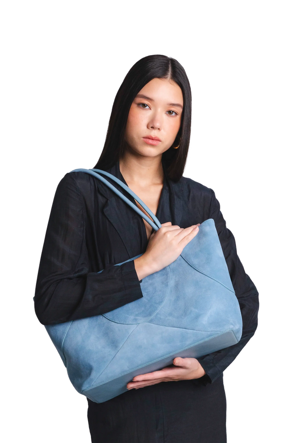 Bolsa de mão em couro legítimo na cor com tom elegante com fechamento seguro e alça ajustável confortável, design sofisticado e funcional ideal para o dia a dia.