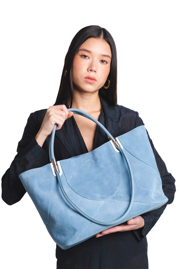 Bolsa de mão em couro legítimo na cor com tom elegante com fechamento seguro e alça ajustável confortável, design sofisticado e funcional ideal para o dia a dia.