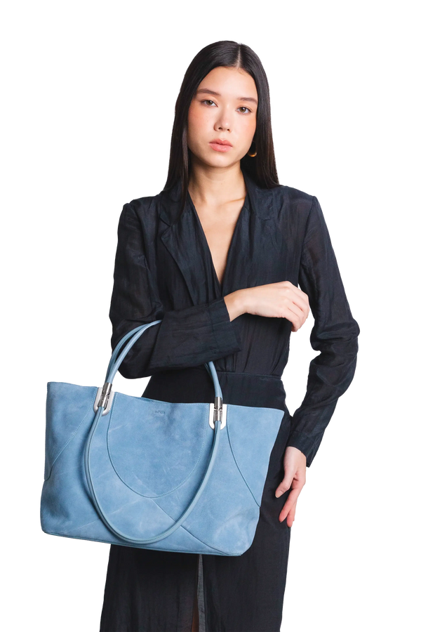 Bolsa de mão em couro legítimo na cor com tom elegante com fechamento seguro e alça ajustável confortável, design sofisticado e funcional ideal para o dia a dia.