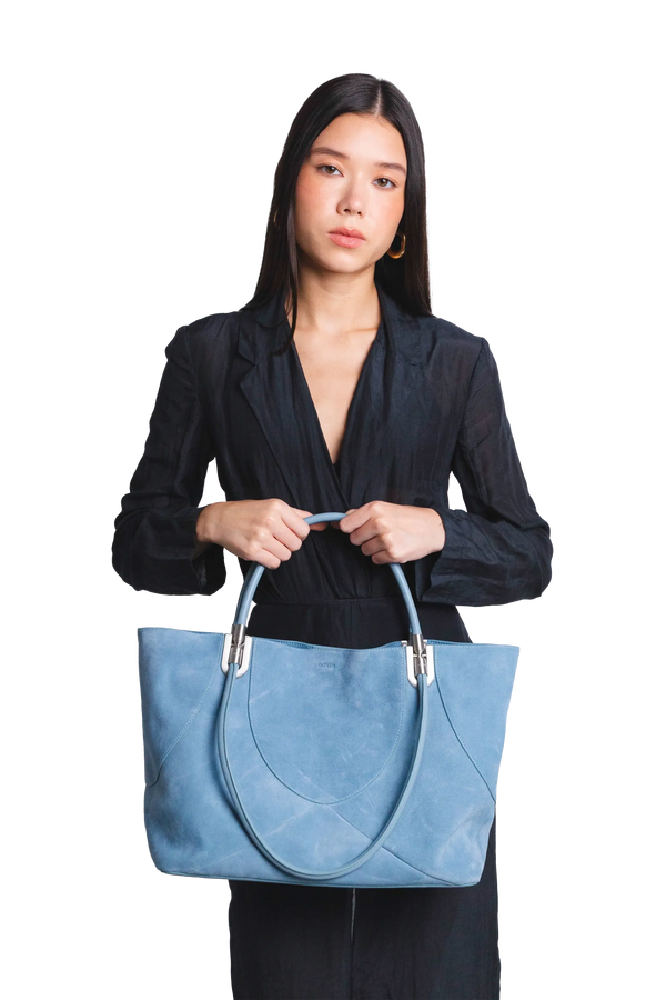 Bolsa de mão em couro legítimo na cor com tom elegante com fechamento seguro e alça ajustável confortável, design sofisticado e funcional ideal para o dia a dia.