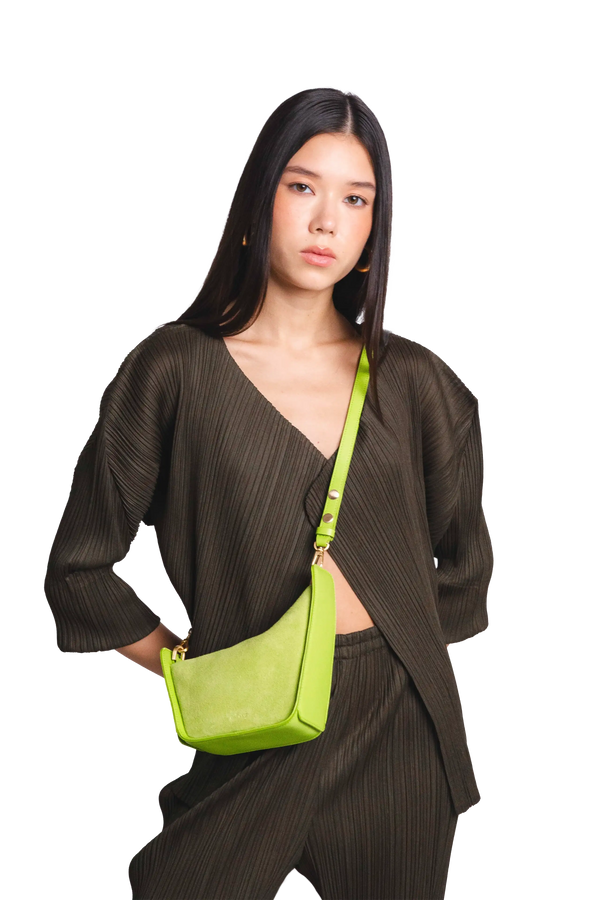 Bolsa tiracolo em couro legítimo na cor com tom elegante com fechamento seguro e alça ajustável confortável, design sofisticado e funcional ideal para o dia a dia.