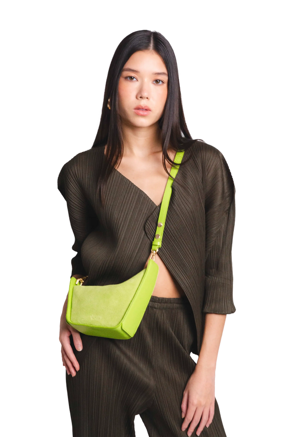 Bolsa tiracolo em couro legítimo na cor com tom elegante com fechamento seguro e alça ajustável confortável, design sofisticado e funcional ideal para o dia a dia.