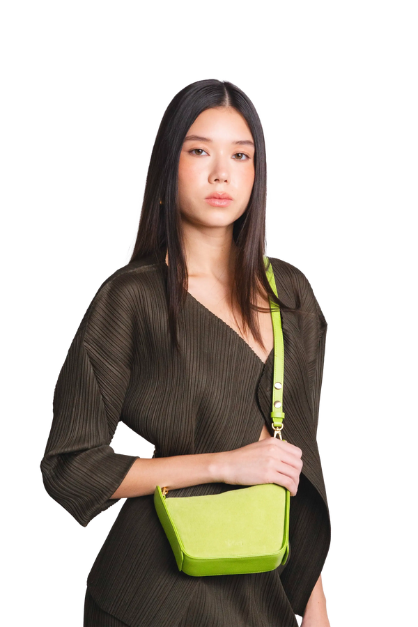 Bolsa tiracolo em couro legítimo na cor com tom elegante com fechamento seguro e alça ajustável confortável, design sofisticado e funcional ideal para o dia a dia.