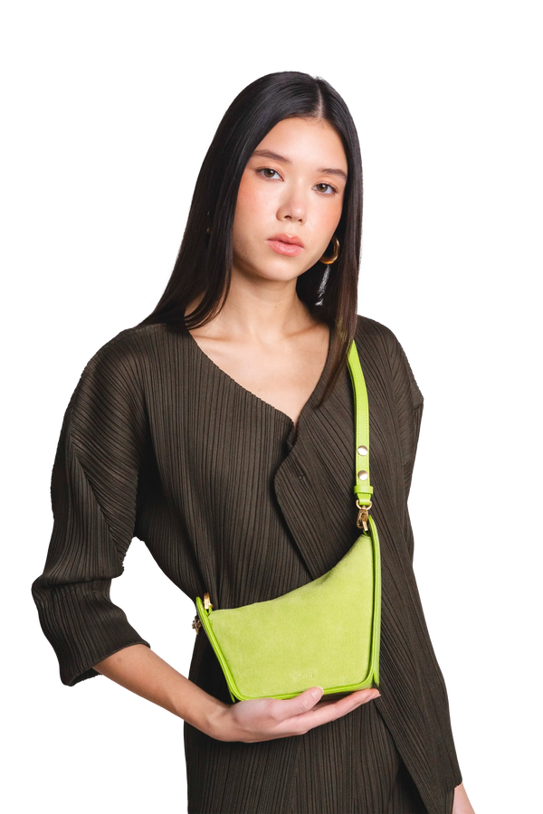 Bolsa tiracolo em couro legítimo na cor com tom elegante com fechamento seguro e alça ajustável confortável, design sofisticado e funcional ideal para o dia a dia.