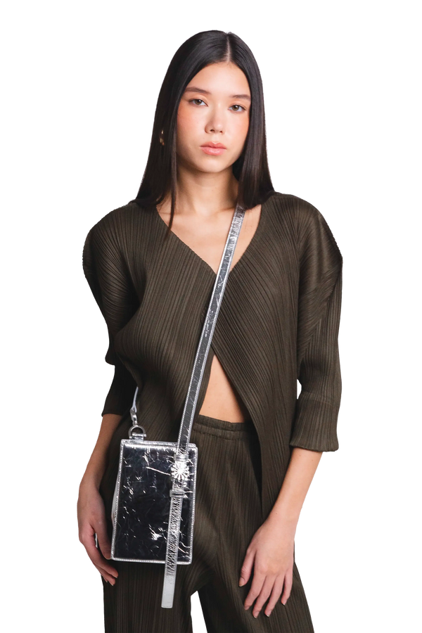 Bolsa de ombro em couro legítimo na cor com tom elegante com fechamento seguro e alça ajustável confortável, design sofisticado e funcional ideal para o dia a dia.