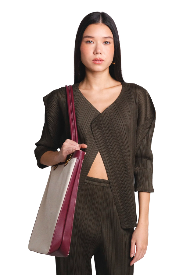 Bolsa de mão em couro legítimo na cor burgundy com fechamento seguro e alça ajustável confortável, design sofisticado e funcional ideal para o dia a dia.