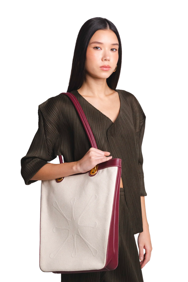 Bolsa de mão em couro legítimo na cor burgundy com fechamento seguro e alça ajustável confortável, design sofisticado e funcional ideal para o dia a dia.