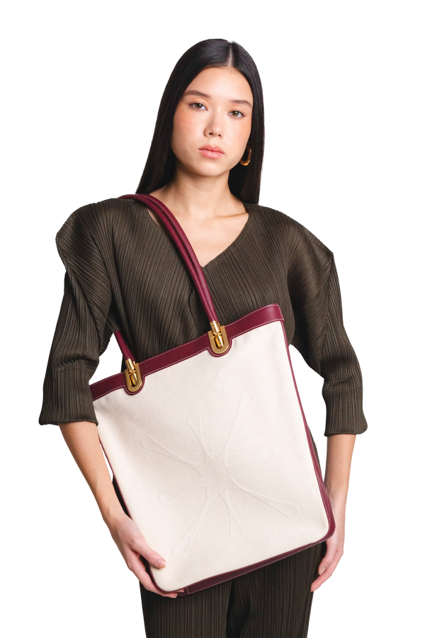Bolsa de mão em couro legítimo na cor burgundy com fechamento seguro e alça ajustável confortável, design sofisticado e funcional ideal para o dia a dia.