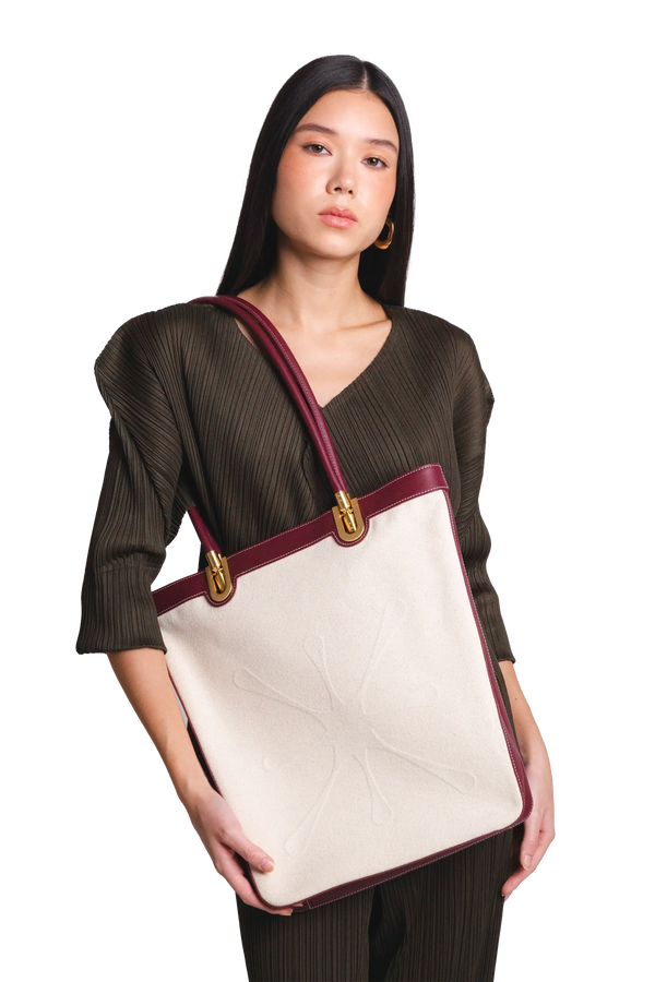Bolsa de mão em couro legítimo na cor burgundy com fechamento seguro e alça ajustável confortável, design sofisticado e funcional ideal para o dia a dia.