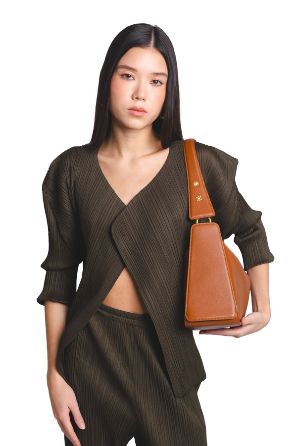 Bolsa de ombro em couro legítimo na cor marrom claro com fechamento por zíper e alça de ombro confortável, design sofisticado e funcional ideal para o dia a dia.