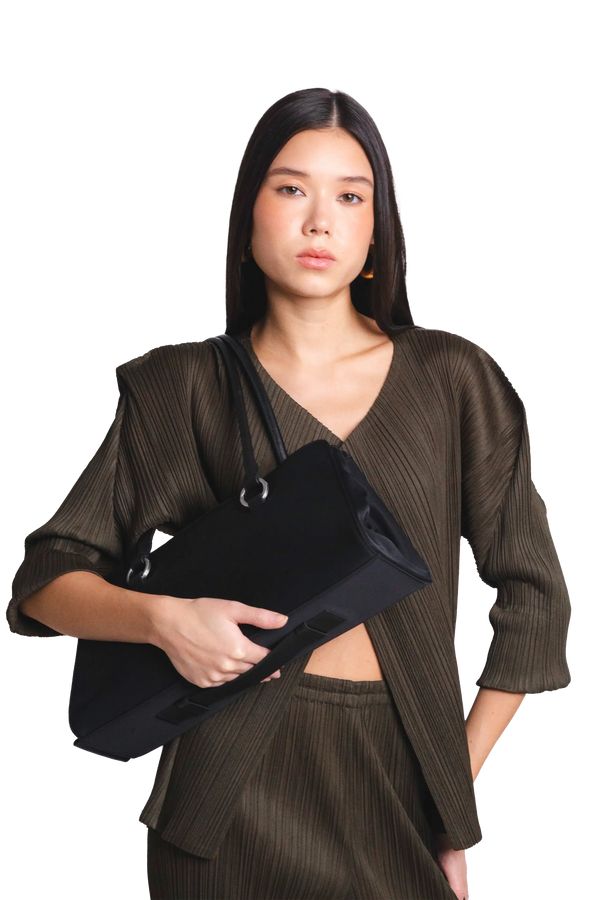 Bolsa de ombro em couro legítimo na cor preta com fechamento seguro e alça ajustável confortável, design sofisticado e funcional ideal para o dia a dia.