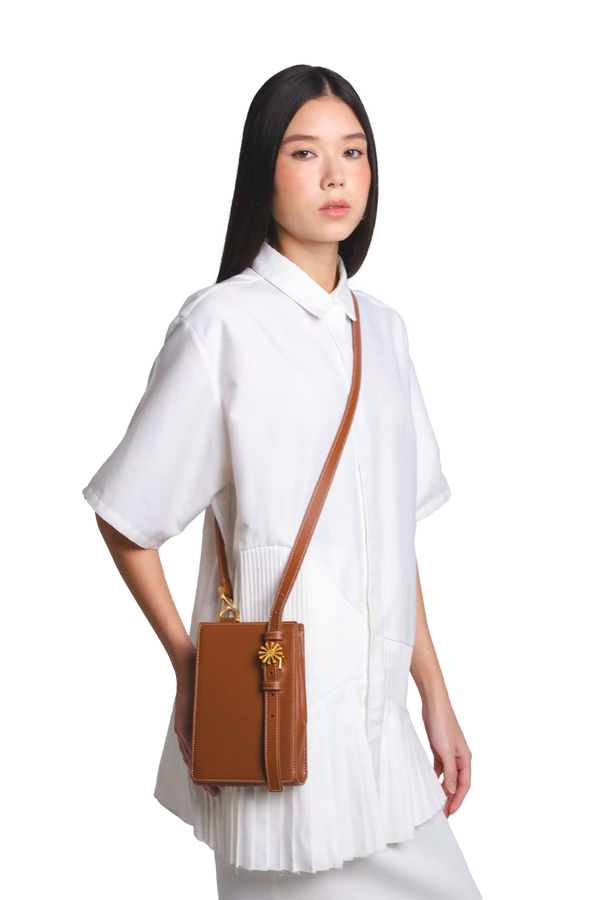 Bolsa de ombro em couro legítimo na cor marrom claro com fechamento seguro e alça ajustável confortável, design sofisticado e funcional ideal para o dia a dia.