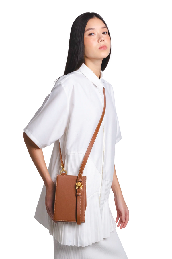 Bolsa de ombro em couro legítimo na cor marrom claro com fechamento seguro e alça ajustável confortável, design sofisticado e funcional ideal para o dia a dia.