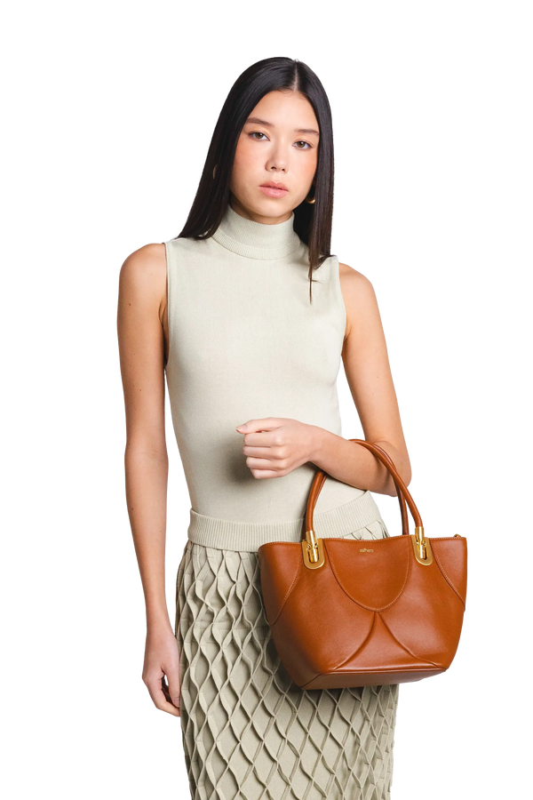 Bolsa de mão em couro legítimo na cor marrom claro com fechamento seguro e alça ajustável confortável, design sofisticado e funcional ideal para o dia a dia.