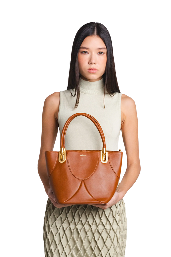 Bolsa de mão em couro legítimo na cor marrom claro com fechamento seguro e alça ajustável confortável, design sofisticado e funcional ideal para o dia a dia.