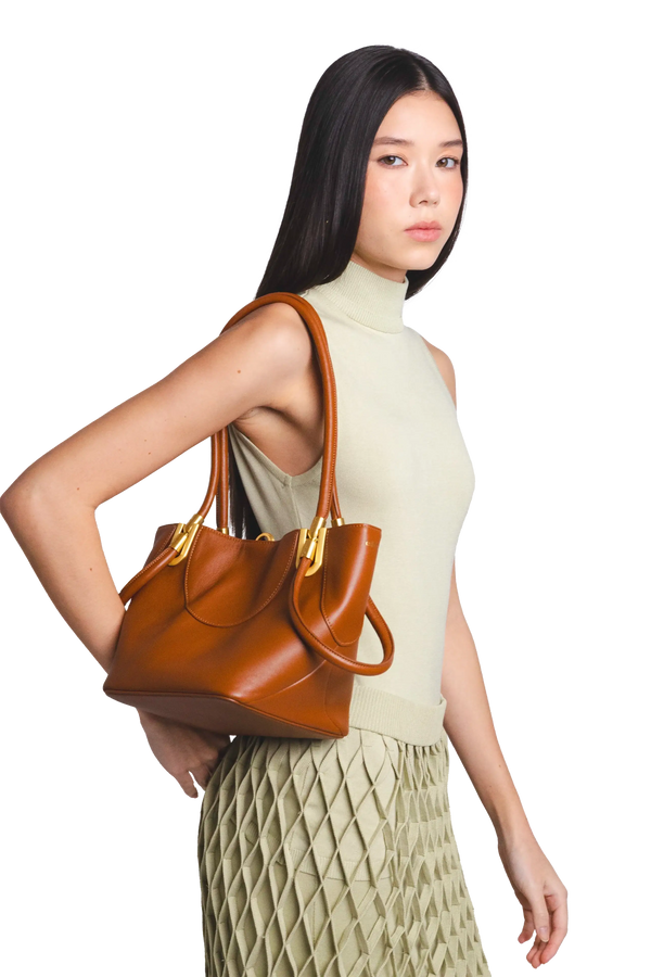 Bolsa de mão em couro legítimo na cor marrom claro com fechamento seguro e alça ajustável confortável, design sofisticado e funcional ideal para o dia a dia.