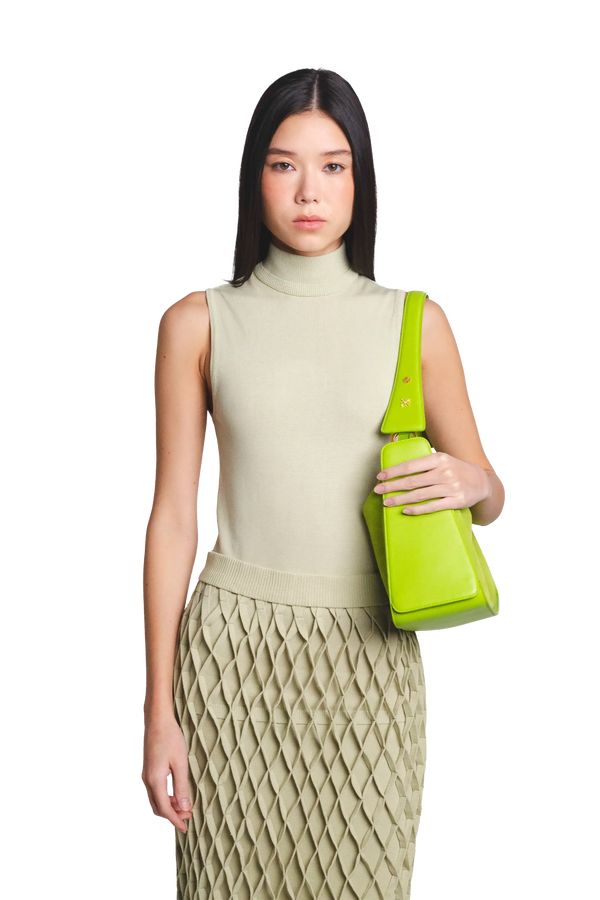 Bolsa de ombro em couro legítimo na cor com tom elegante com fechamento por zíper e alça de ombro confortável, design sofisticado e funcional ideal para o dia a dia.