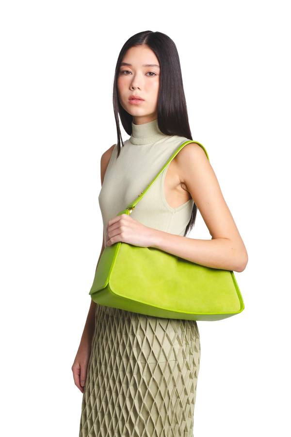 Bolsa de ombro em couro legítimo na cor com tom elegante com fechamento por zíper e alça de ombro confortável, design sofisticado e funcional ideal para o dia a dia.