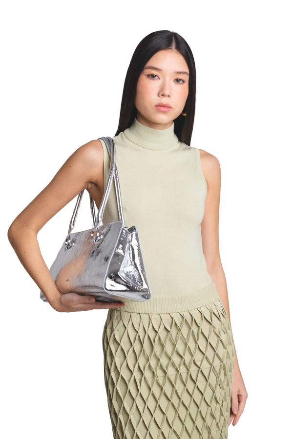 Bolsa de ombro em couro legítimo na cor com tom elegante com fechamento seguro e alça ajustável confortável, design sofisticado e funcional ideal para o dia a dia.