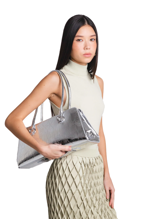 Bolsa de ombro em couro legítimo na cor com tom elegante com fechamento seguro e alça ajustável confortável, design sofisticado e funcional ideal para o dia a dia.