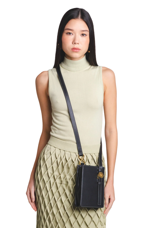 Bolsa de ombro em couro legítimo na cor preta com fechamento seguro e alça ajustável confortável, design sofisticado e funcional ideal para o dia a dia.