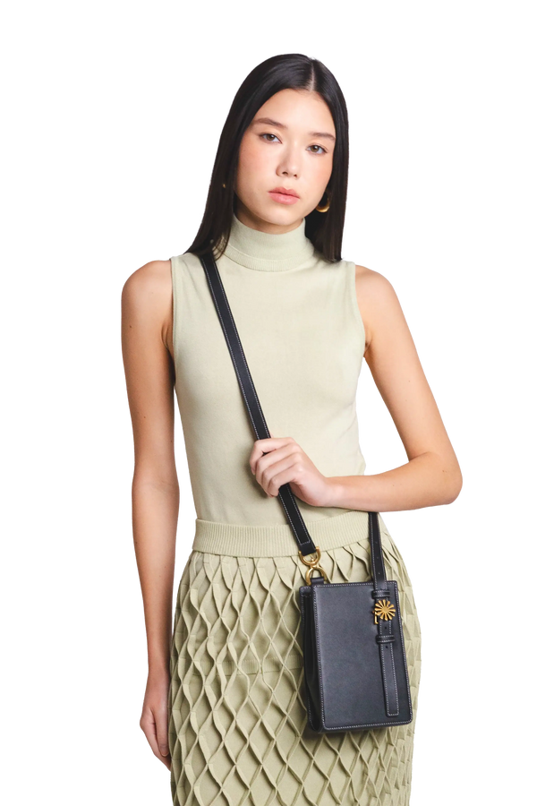 Bolsa de ombro em couro legítimo na cor preta com fechamento seguro e alça ajustável confortável, design sofisticado e funcional ideal para o dia a dia.