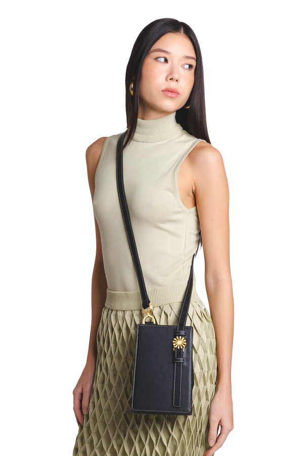 Bolsa de ombro em couro legítimo na cor preta com fechamento seguro e alça ajustável confortável, design sofisticado e funcional ideal para o dia a dia.