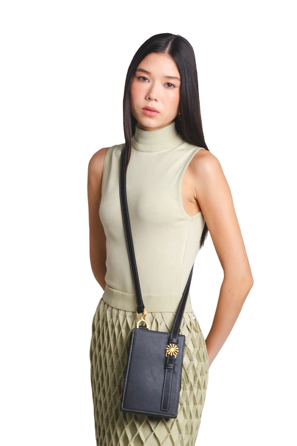 Bolsa de ombro em couro legítimo na cor preta com fechamento seguro e alça ajustável confortável, design sofisticado e funcional ideal para o dia a dia.