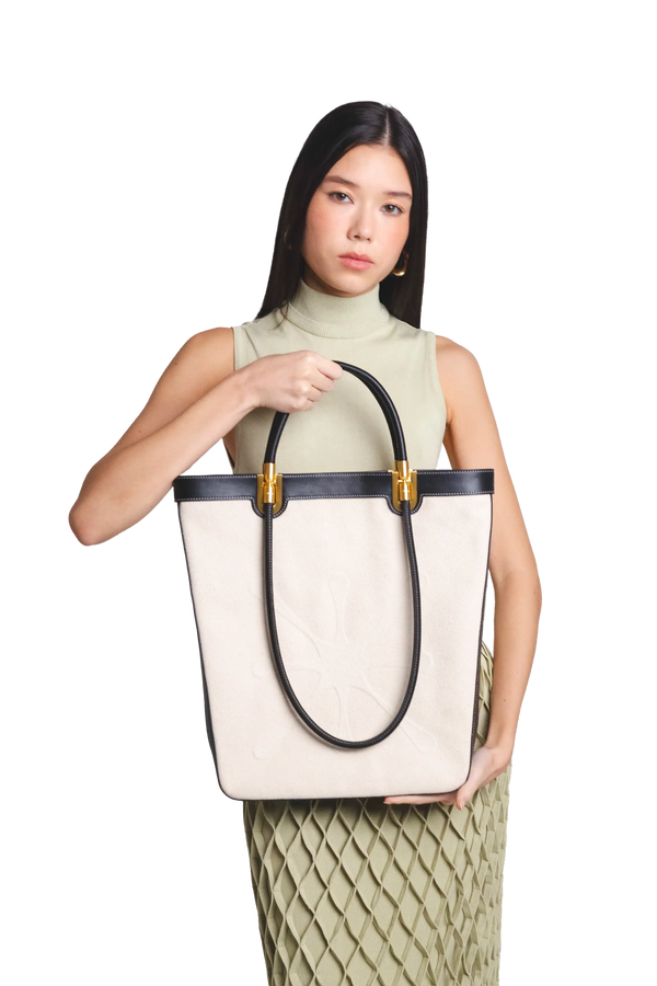 Bolsa de mão em couro legítimo na cor preta com fechamento seguro e alça ajustável confortável, design sofisticado e funcional ideal para o dia a dia.