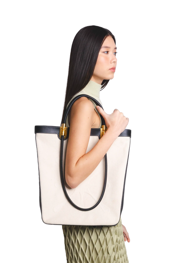 Bolsa de mão em couro legítimo na cor preta com fechamento seguro e alça ajustável confortável, design sofisticado e funcional ideal para o dia a dia.