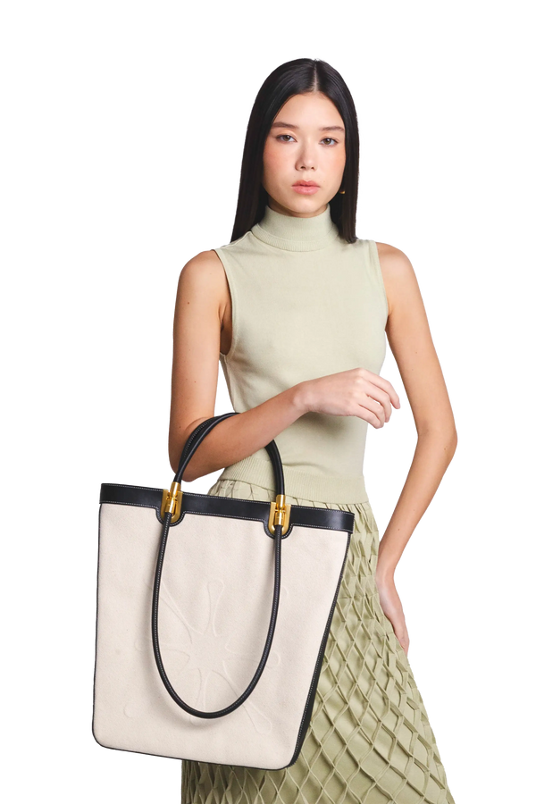 Bolsa de mão em couro legítimo na cor preta com fechamento seguro e alça ajustável confortável, design sofisticado e funcional ideal para o dia a dia.