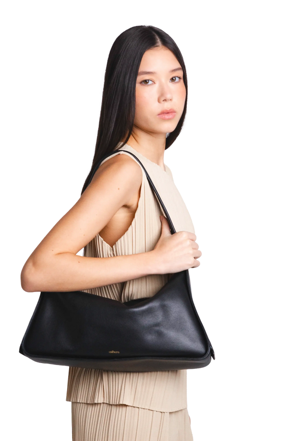 Bolsa de ombro em couro legítimo na cor preta com fechamento por zíper e alça de ombro confortável, design sofisticado e funcional ideal para o dia a dia.