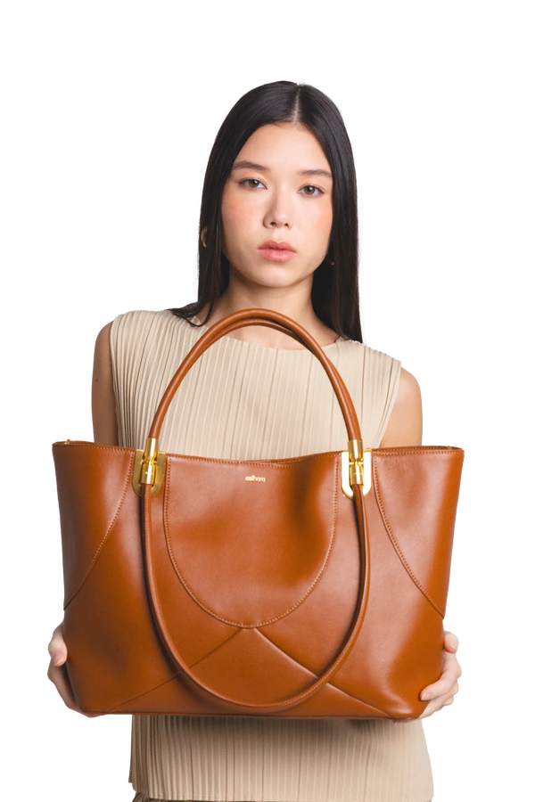 Bolsa de mão em couro legítimo na cor marrom claro com fechamento seguro e alça ajustável confortável, design sofisticado e funcional ideal para o dia a dia.