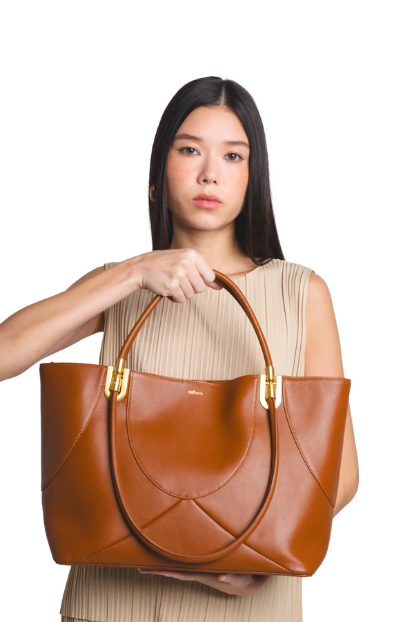 Bolsa de mão em couro legítimo na cor marrom claro com fechamento seguro e alça ajustável confortável, design sofisticado e funcional ideal para o dia a dia.
