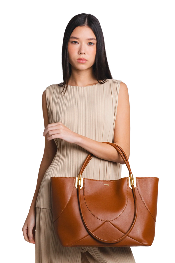 Bolsa de mão em couro legítimo na cor marrom claro com fechamento seguro e alça ajustável confortável, design sofisticado e funcional ideal para o dia a dia.