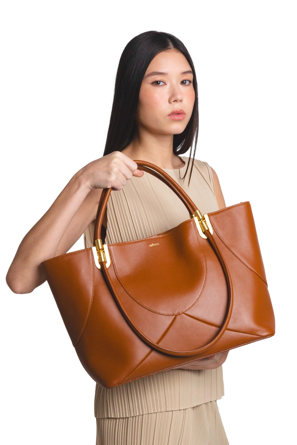 Bolsa de mão em couro legítimo na cor marrom claro com fechamento seguro e alça ajustável confortável, design sofisticado e funcional ideal para o dia a dia.