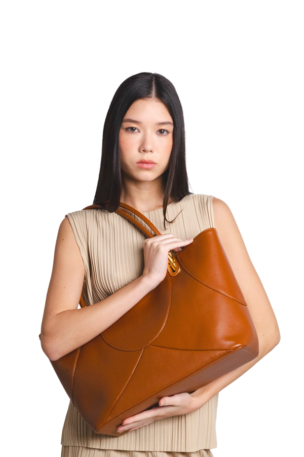 Bolsa de mão em couro legítimo na cor marrom claro com fechamento seguro e alça ajustável confortável, design sofisticado e funcional ideal para o dia a dia.