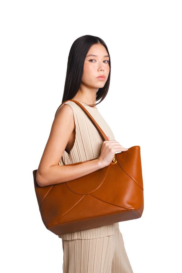 Bolsa de mão em couro legítimo na cor marrom claro com fechamento seguro e alça ajustável confortável, design sofisticado e funcional ideal para o dia a dia.